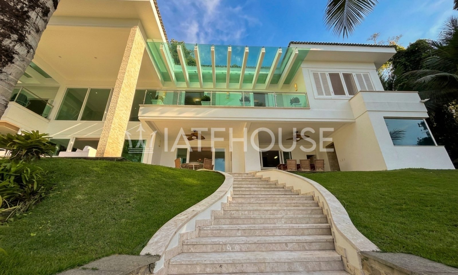 Removing_logo_from_vacation_home_20261005145220-1