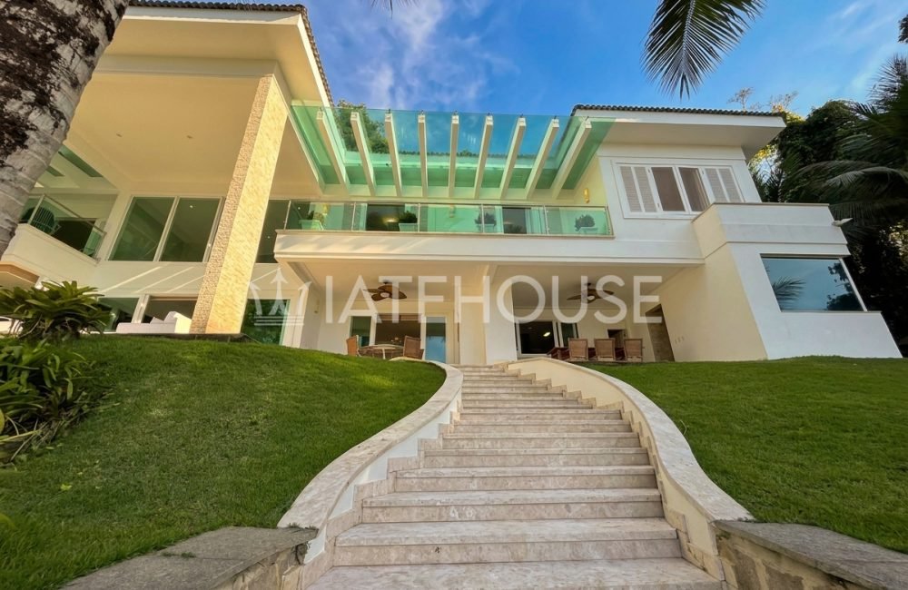 Removing_logo_from_vacation_home_20261005145220